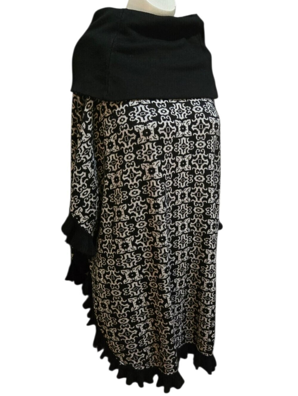 Joseph A Black White Knit Poncho XL Ruffle Trim Capelet Boho